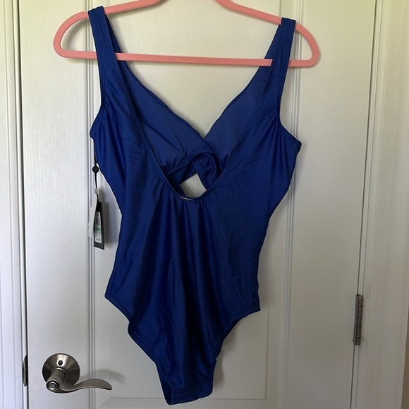 🆕 DKNY Peekaboo Twist-Detail Low-Back One-Piece Swimsuit Lapis Blue Size 8 - Picture 4 of 8